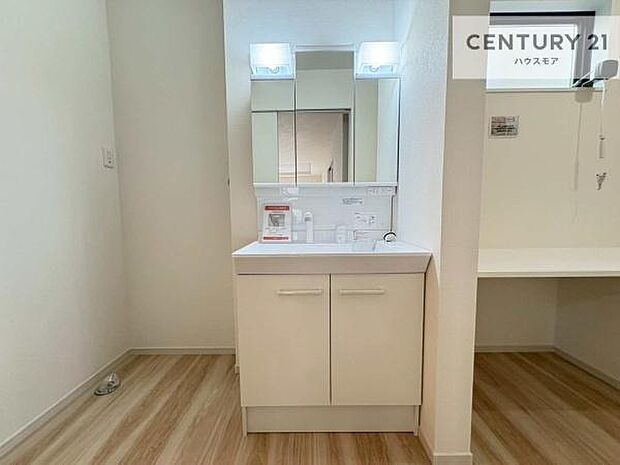 身なりを整える洗面所は、清潔感が大事です！水周りの清潔感のある雰囲気を演出！気持ちよくお使いいただけます。収納スペースも嬉しいですね！