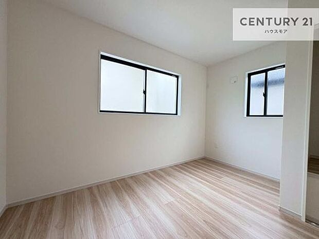 2面採光を確保した明るい室内は、風通しも良く、明るく大変居心地の良い空間となっております。リラックスして過ごせる心地の良いお部屋です！朝の目覚めがスッキリしますね！