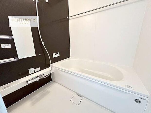 落ち着きある大人の雰囲気のバスルームは、味が出ていてバスタイムが充実!お仕事頑張っているご褒美にお好みの匂いの入浴剤を入れて、楽しんでみてはいかがでしょうか?