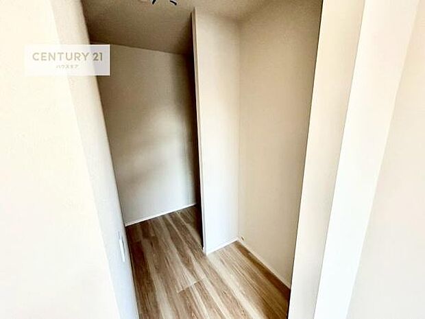 ウォークインクローゼット付きです。たくさんのお洋服などを収納しておけそうですね!他にも扇風機や加湿器など季節物の大きな家電も収納できます。