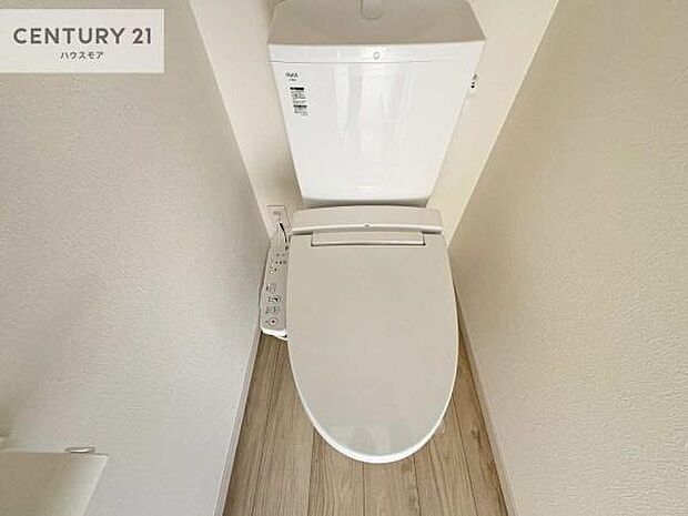 1・2階にトイレがございます！朝の忙しい時間帯も待たずにすみそうですね。白を基調とした清潔感のあるトイレでお手入れがしやすいです！