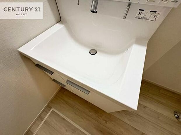 深い洗面台ボウルは、水が跳ねにくいのでお手入れが楽々！清潔感が保てます！キレイな洗面所で自分磨きのモチベーションが上がりますね！