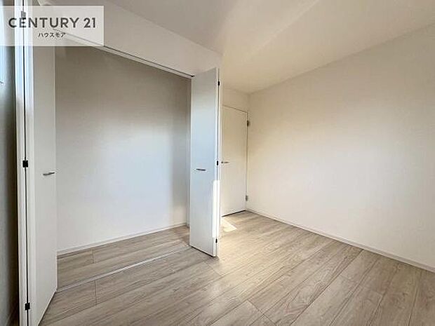 収納スペースがついています！居室をスッキリ整頓する事ができますね。家具を選ばないシンプルなデザインの為、家具を選ばずお気に入りの空間作りができそうですね。