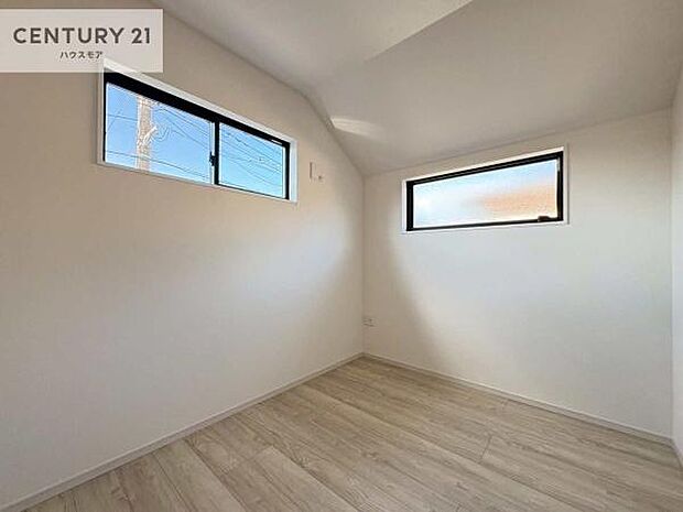 2面採光を確保した明るい室内は、風通しも良く、明るく大変居心地の良い空間となっております。リラックスして過ごせる心地の良いお部屋です！朝の目覚めがスッキリしますね！