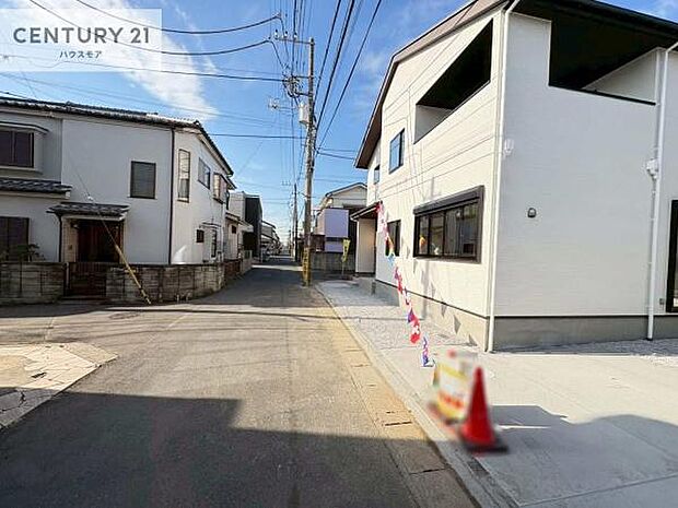 前面道路は4ｍ×4ｍ！陽当り良好な立地です。車庫入れが苦手な方も安心ですね。