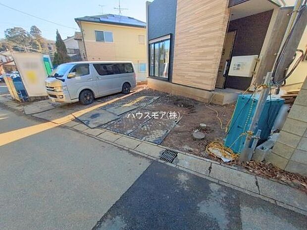 駐車スペースは2台分あります！セカンドカーはもちろん、バイクや自転車なども置き場所に困りません。