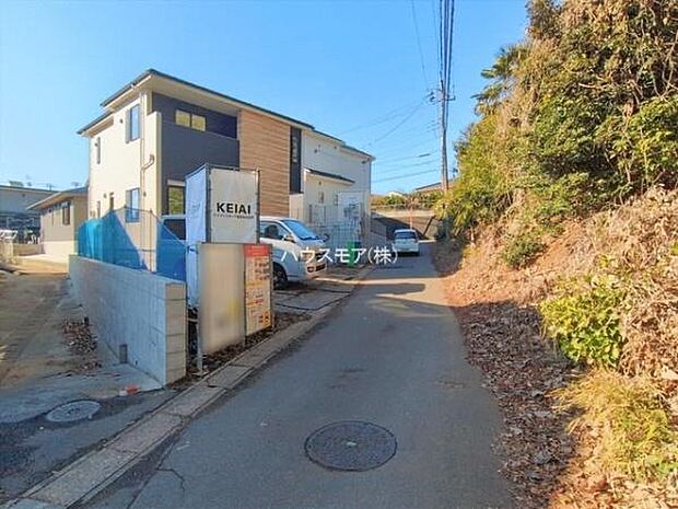 前面道路は3.8ｍ！陽当り良好な立地です。車庫入れが苦手な方も安心ですね。