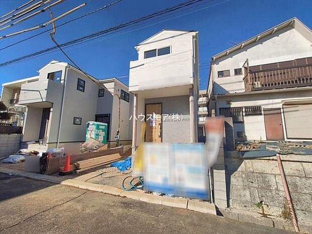 前面道路は4.48ｍ！陽当り良好な立地です。車庫入れが苦手な方も安心ですね。