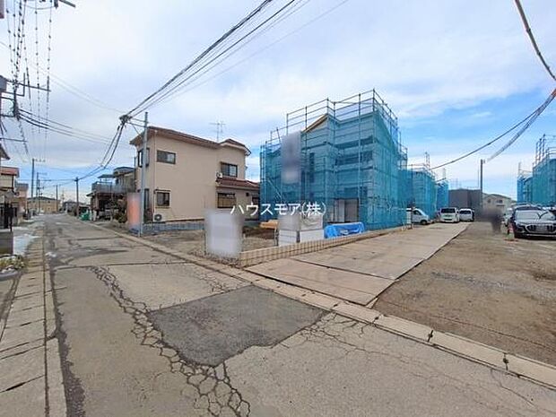 前面道路は4ｍ！陽当り良好な立地です。車庫入れが苦手な方も安心ですね。