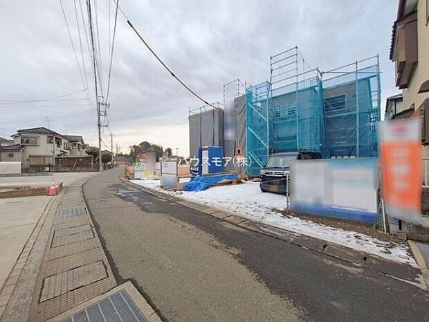 前面道路は4ｍ！陽当り良好な立地です。車庫入れが苦手な方も安心ですね。