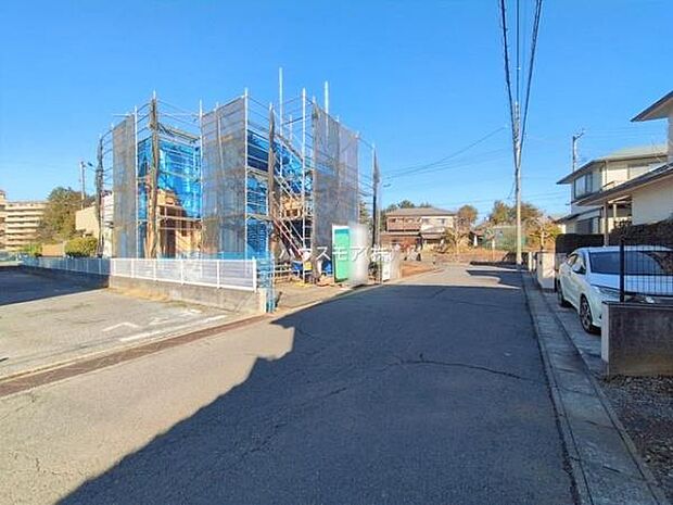 前面道路は6ｍ！陽当り良好な立地です。車庫入れが苦手な方も安心ですね。