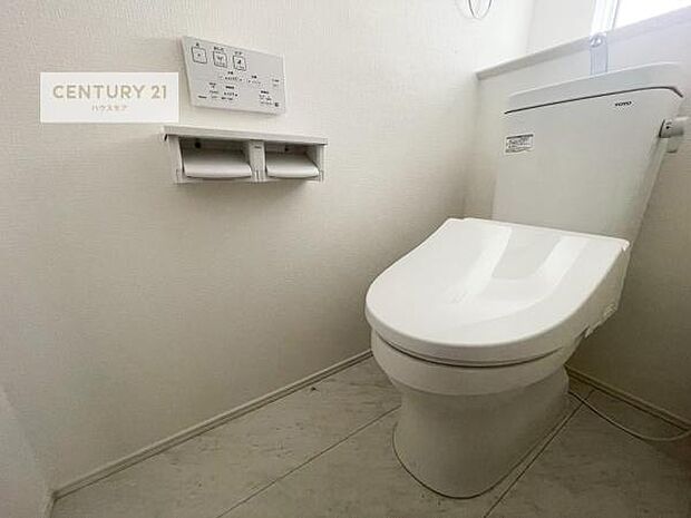 1・2階にトイレがございます！朝の忙しい時間帯も待たずにすみそうですね。白を基調とした清潔感のあるトイレでお手入れがしやすいです！【現地販売会開催中】