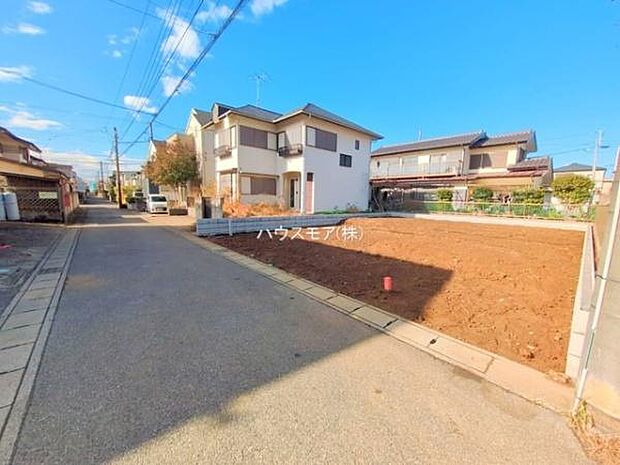 前面道路は4ｍ！陽当り良好な立地です。車庫入れが苦手な方も安心ですね。