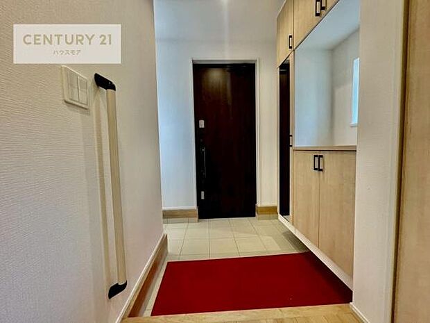 シューズボックス付きなので、玄関が片付きお掃除がしやすいです！スッキリした玄関で戸を開けた瞬間、清潔感のある心地いい空間が出迎えてくれます。