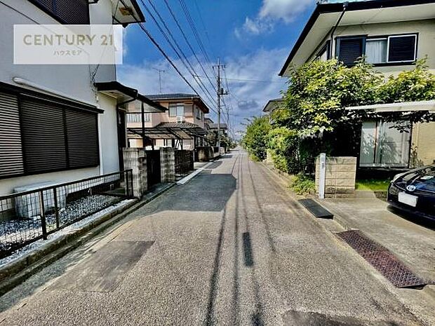 前面道路は4.7ｍ！陽当り良好な立地です。車庫入れが苦手な方も安心ですね。