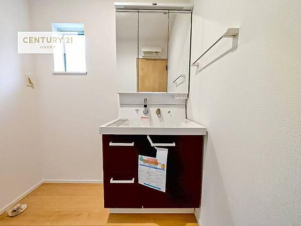 三面鏡仕様の洗面所は、身だしなみがしやすい造り！裏は収納になっています。ドライヤーやお化粧道具を片付けられるので洗面台周りをスッキリと見せることが出来ます！