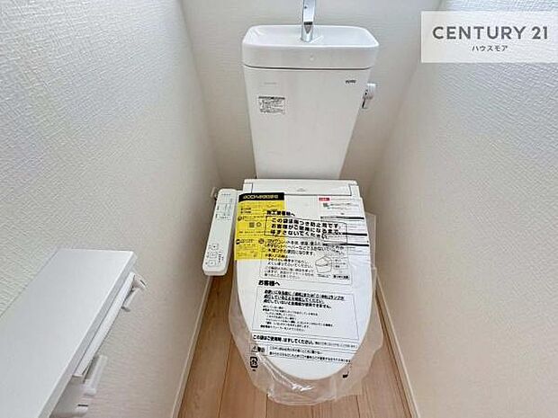 温水洗浄便座につき、冬場は便座が暖かくできるので冷たい便座に座らずに済む嬉しい仕様です！シンプルなカラーを基調としているので、お手入れがしやすいです。