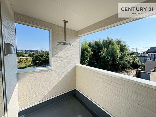 晴れた日には青い空を見渡せる開放的な時間を楽しめます。気持ちの良い風が通り抜ける街並みです！