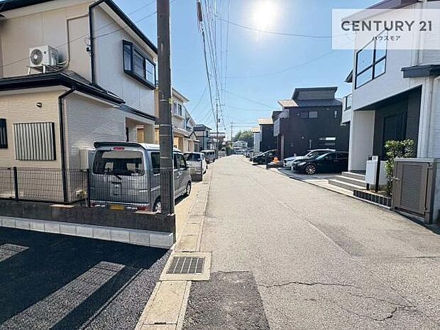 前面道路5.48ｍ！陽当り良好な立地です。車庫入れが苦手な方も安心ですね。
