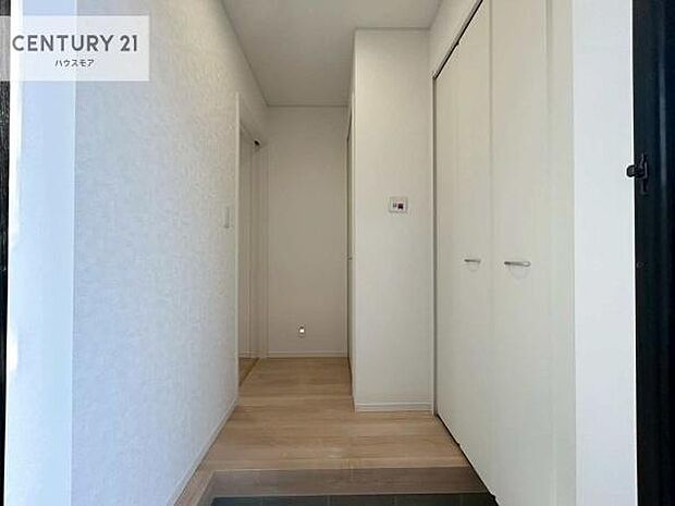 シューズボックス付きなので、玄関が片付きお掃除がしやすいです！スッキリした玄関で戸を開けた瞬間、清潔感のある心地いい空間が出迎えてくれます。