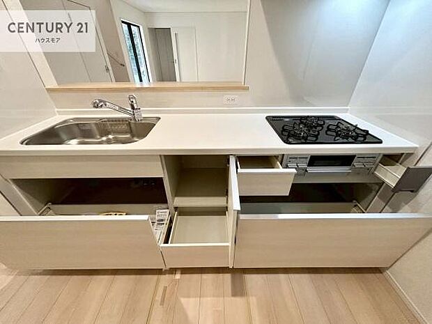 収納スペースが豊富で、調理スペースがスッキリと片付きひろ〜く活用できます！快適に作業ができます！毎日の料理が捗ります！