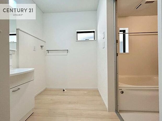 小窓付きの明るい洗面室です！湿気もすぐに入れ替えができて清潔に保つことができます！自然光が差し込むのでお化粧の仕上がりも良くなりますね！