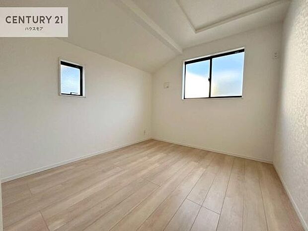 2面採光を確保した明るい室内は、風通しも良く、明るく大変居心地の良い空間となっております。リラックスして過ごせる心地の良いお部屋です！朝の目覚めがスッキリしますね！