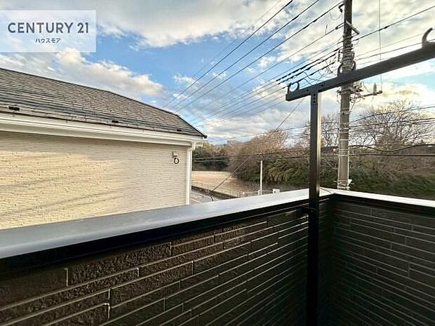 晴れた日には青い空を見渡せる開放的な時間を楽しめます。気持ちの良い風が通り抜ける街並みです！