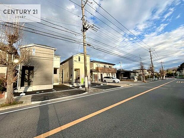 前面道路12ｍ超え！陽当り良好な立地です。車庫入れが苦手な方も安心ですね。