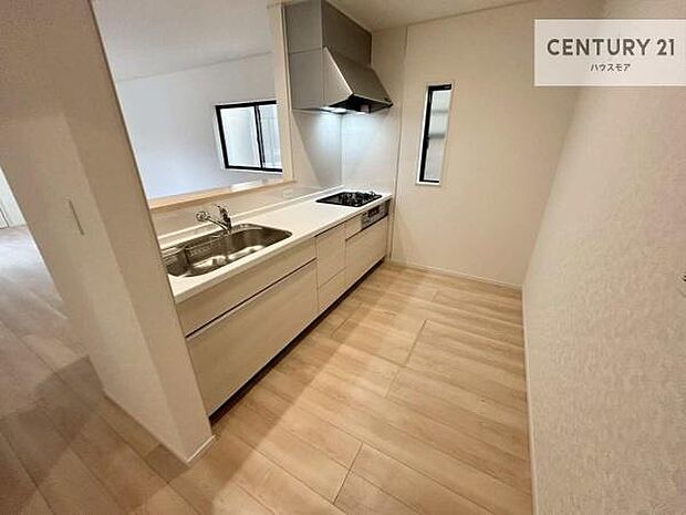 大人気の対面式システムキッチンを採用しています！ご家族のコミュニケーションが自然と増える設計です。お子様にも目が届くので嬉しいですね。収納力もあります！