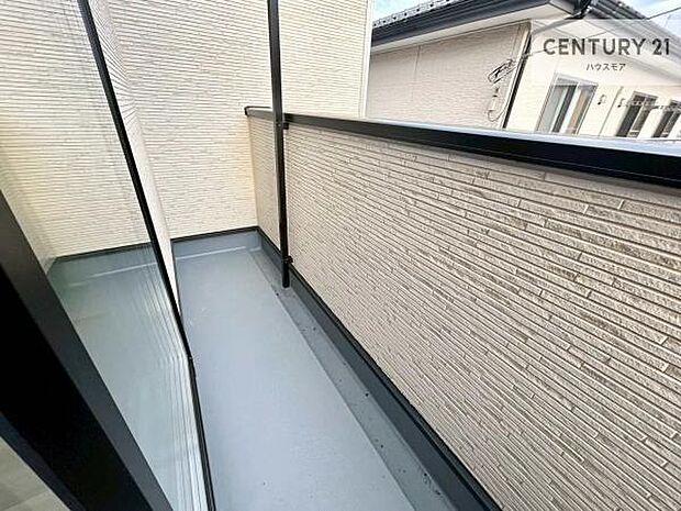 2部屋から出入り可能なバルコニーのため、洗濯物や布団干しもスムーズに行え、日々の家事動線に優れています。複数の居室から利用できることで使い勝手が良く、生活スタイルに合わせた柔軟な使い方が可能。