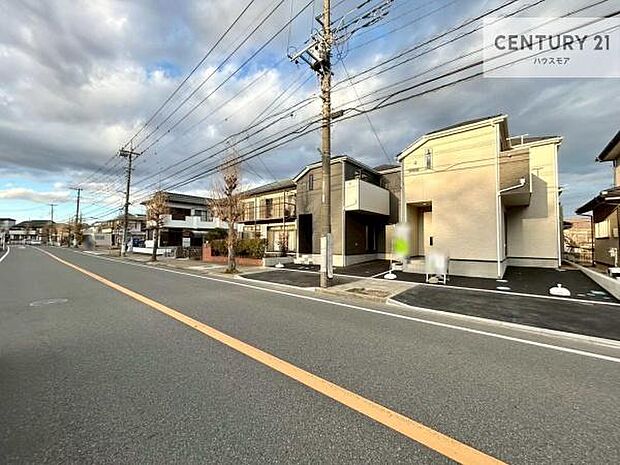 前面道路12ｍ超え！陽当り良好な立地です。車庫入れが苦手な方も安心ですね。