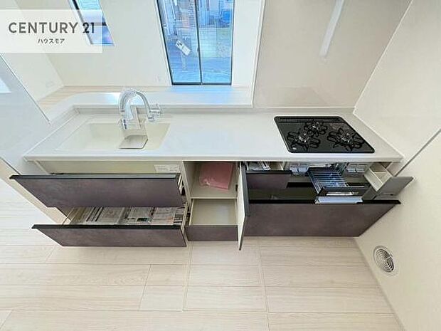 収納スペースが豊富で、調理スペースがスッキリと片付きひろ〜く活用できます！快適に作業ができます！毎日の料理が捗ります！