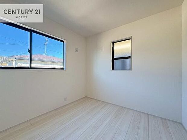 2面採光で明るく開放的。掃き出し窓がないため外部の視線が入りにくく、落ち着いた空間になっており、学習や遊びにも集中できる子ども部屋としてぴったりです。