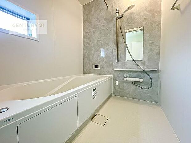 1日の疲れをしっかりと癒してくれる浴室です。おうちの素敵なリラクゼーション場所ですね。（同仕様）