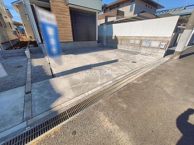 駐車スペースは2台分あります！セカンドカーはもちろん、バイクや自転車なども置き場所に困りません。