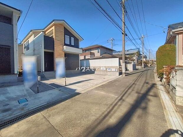 前面道路は4ｍ！陽当り良好な立地です。車庫入れが苦手な方も安心ですね。