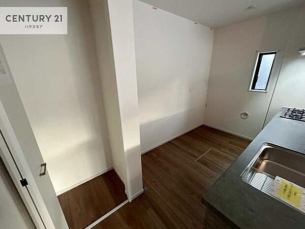 キッチン後ろには便利な収納スペースを設け、食品のストックや調理家電、日用品までまとめてすっきり収納可能。使いたい物をすぐに取り出せる配置のため、家事動線もスムーズで毎日の料理が快適に進みます。