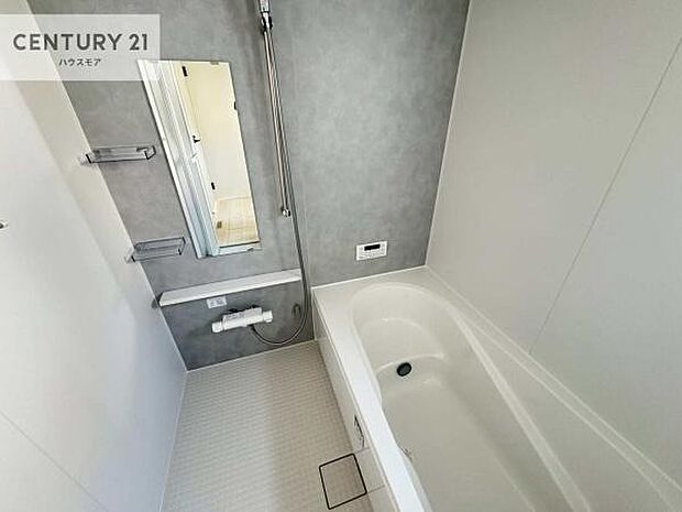 広々バスで一日の疲れをリフレッシュ。足が伸ばせるので、浴槽にもゆったりと浸かれますね！毎日のバスタイムが楽しみになります。