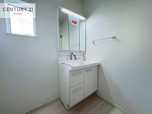 小窓のついた洗面所は、光と風が入りやすく、いつでも快適にお使いいただけます。三面鏡で使い勝手が良く、鏡裏収納も備えておりますので、日用品やスキンケア用品もすっきり整理できます。