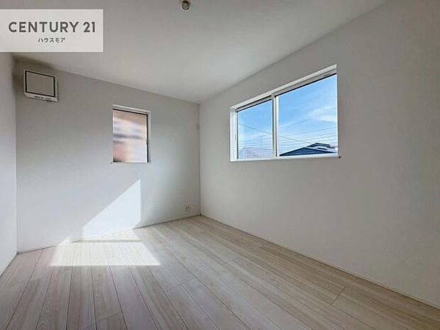 2面採光を確保した明るい室内は、風通しも良く、明るく大変居心地の良い空間となっております。リラックスして過ごせる心地の良いお部屋です！朝の目覚めがスッキリしますね！