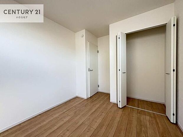 掃き出し窓がないお部屋は、お子様のお部屋としても安心です！収納スペースも充実しているので散らかったお部屋をサッと片付けられます！