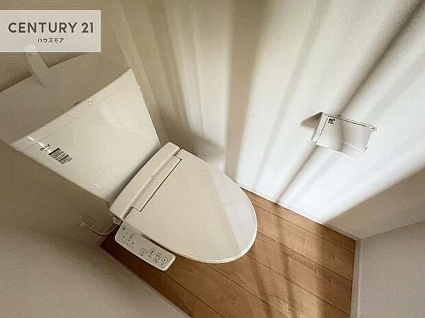 1・2階にトイレがございます！朝の忙しい時間帯も待たずにすみそうですね。白を基調とした清潔感のあるトイレでお手入れがしやすいです！