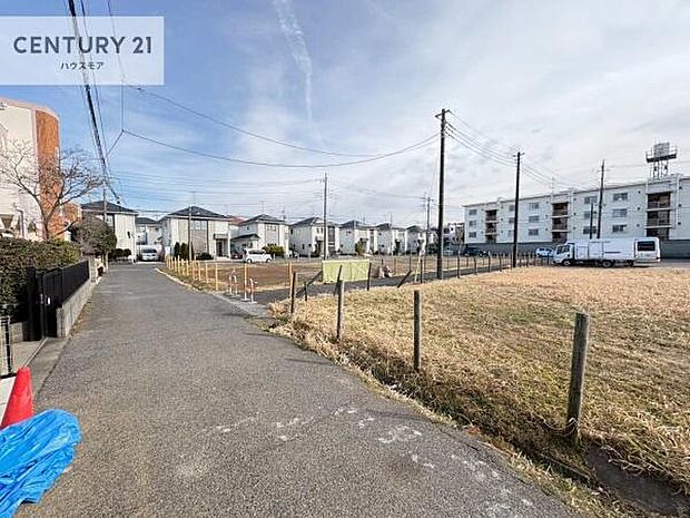 前面道路4ｍ！陽当り良好な立地です。車庫入れが苦手な方も安心ですね。