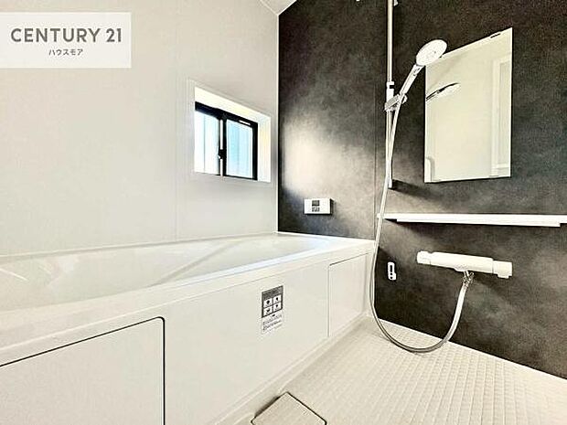 落ち着きある大人の雰囲気のバスルームは、味が出ていてバスタイムが充実！お仕事頑張っているご褒美にお好みの匂いの入浴剤を入れて、楽しんでみてはいかがでしょうか？