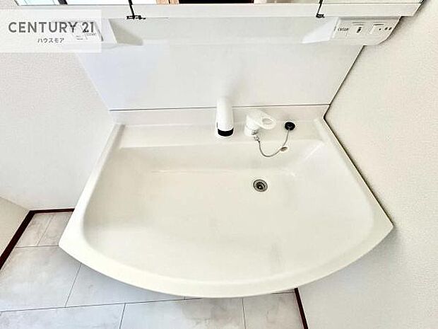 深い洗面台ボウルは、水が跳ねにくいのでお手入れが楽々！清潔感が保てます！キレイな洗面所で自分磨きのモチベーションが上がりますね！