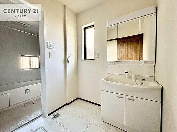 三面鏡仕様の洗面所は、身だしなみがしやすい造り！裏は収納になっています。ドライヤーやお化粧道具を片付けられるので洗面台周りをスッキリと見せることが出来ます！