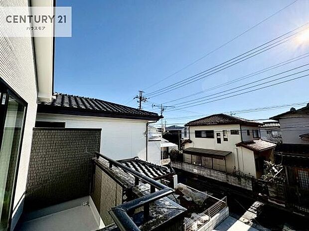 広々としたバルコニーで一日の始まりをスタート！お洗濯ものをたっぷり気持ちよく干せます！