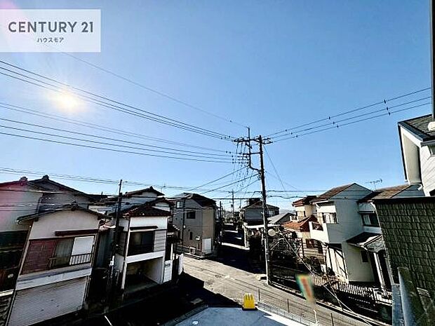 視界を遮る建物が少なく、バルコニーからは明るい陽光と心地よい風を感じられます。