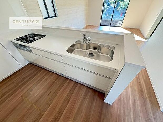 大人気の対面式システムキッチンを採用しています！ご家族のコミュニケーションが自然と増える設計です。お子様にも目が届くので嬉しいですね。広々使えて快適に作業が進みます。